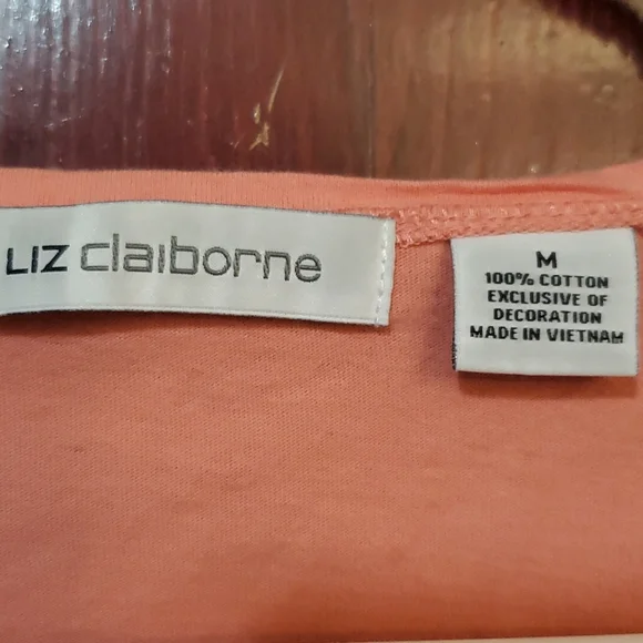 Liz Claiborne melon colored tee with design around neck - Picture 2 of 3